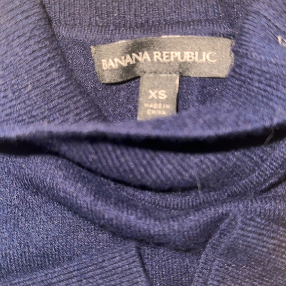 Ladies Banana Republic semi casual sweater, with little buttons. - Picture 3 of 4
